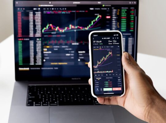 Finanzunterlagen, Diagramme und Rechner als Symbol für Sondereffekte, Restrukturierung und bereinigte Unternehmensgewinne.