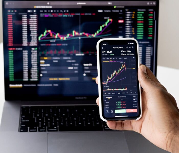 Finanzunterlagen, Diagramme und Rechner als Symbol für Sondereffekte, Restrukturierung und bereinigte Unternehmensgewinne.