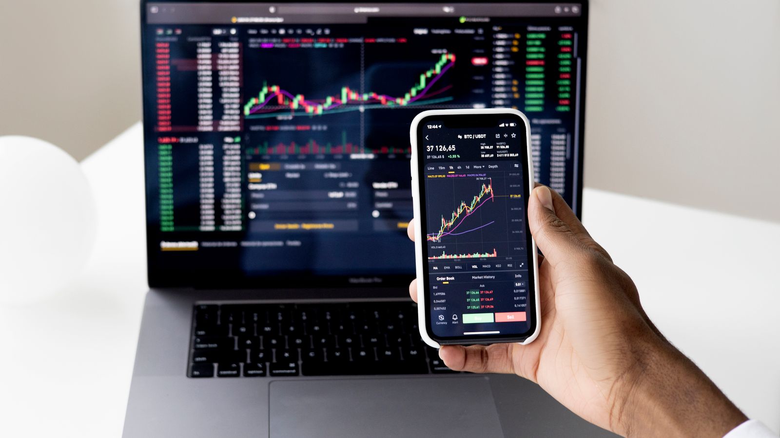 Finanzunterlagen, Diagramme und Rechner als Symbol für Sondereffekte, Restrukturierung und bereinigte Unternehmensgewinne.
