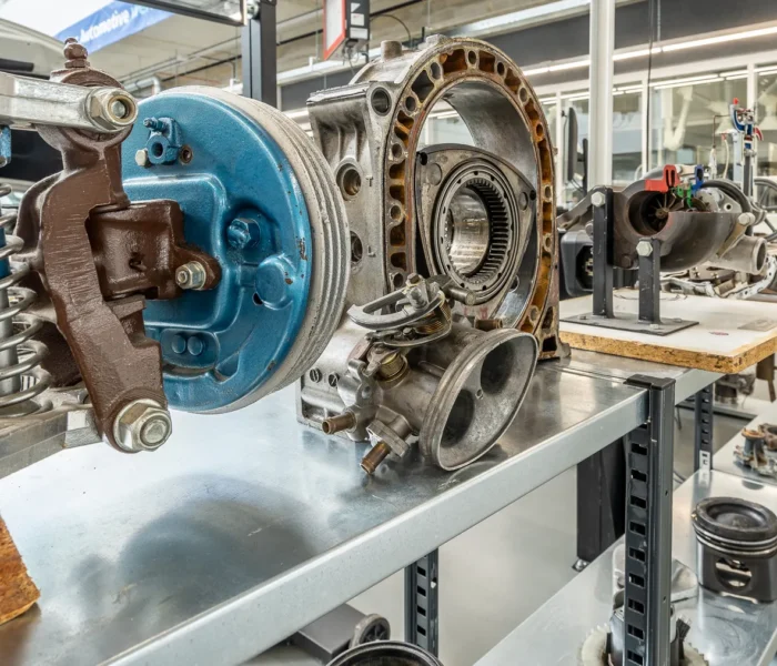 Industrie-Dieselmotor mit metallischen Leitungen und mechanischen Komponenten in einer Werkstatt als Symbolbild zu Steyr Motors.