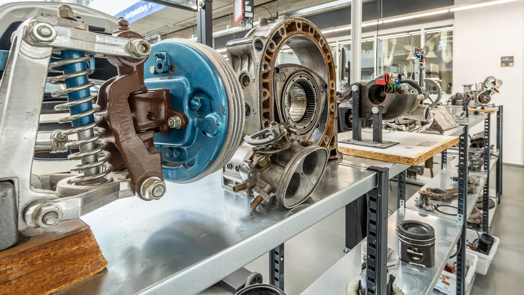 Industrie-Dieselmotor mit metallischen Leitungen und mechanischen Komponenten in einer Werkstatt als Symbolbild zu Steyr Motors.