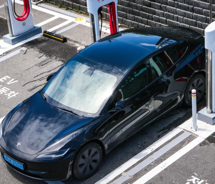 Schwarzer Tesla Model 3 an einer modernen Ladestation, textfreies Beitragsbild zur Tesla-Aktie und dem Q3-2026-Ergebnis.