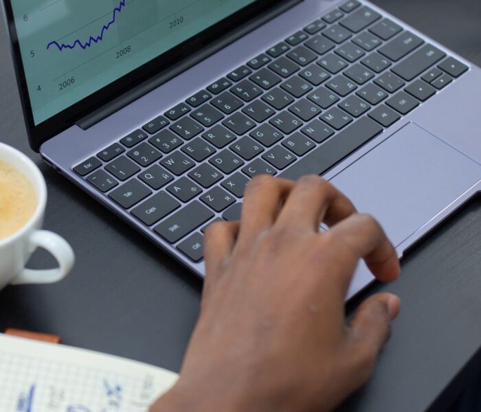 Professioneller Analyst prüft Finanzcharts am Laptop als Symbol für Umsatzwachstum je Aktie und Verwässerung.