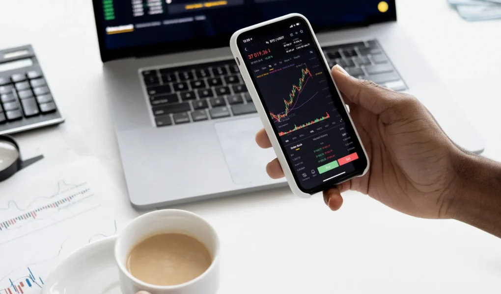 Finanzunterlagen, Rechner und Dokumente als Motiv für US-Dividenden, Quellensteuer und das Formular W-8BEN.