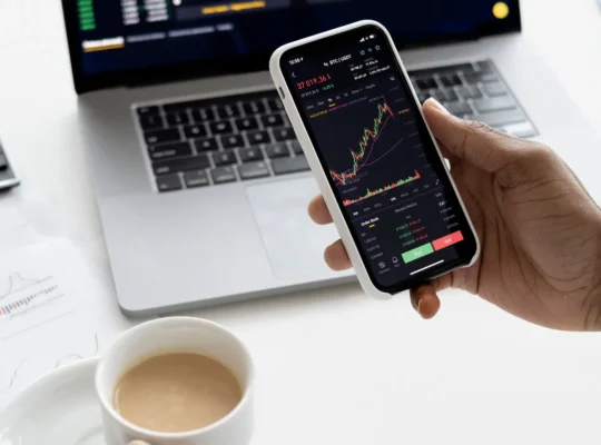 Finanzunterlagen, Rechner und Dokumente als Motiv für US-Dividenden, Quellensteuer und das Formular W-8BEN.