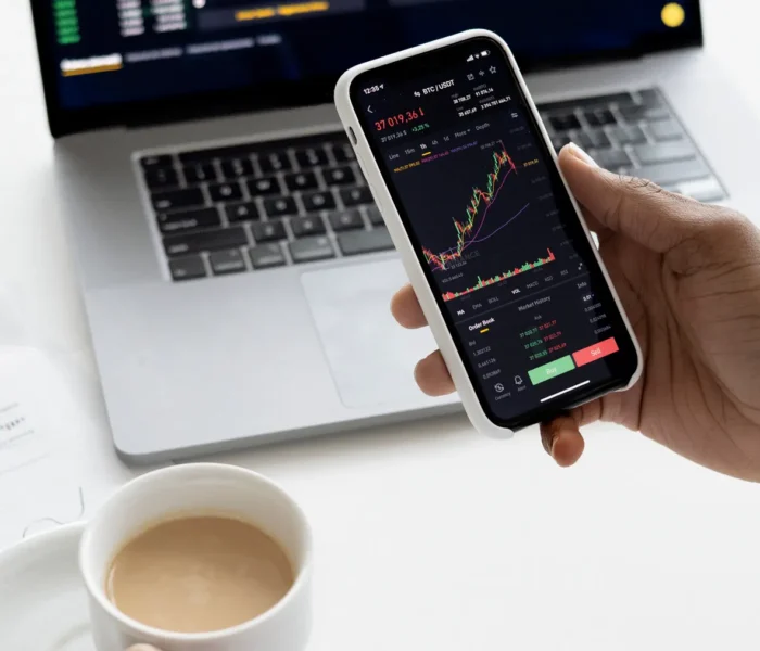 Finanzunterlagen, Rechner und Dokumente als Motiv für US-Dividenden, Quellensteuer und das Formular W-8BEN.