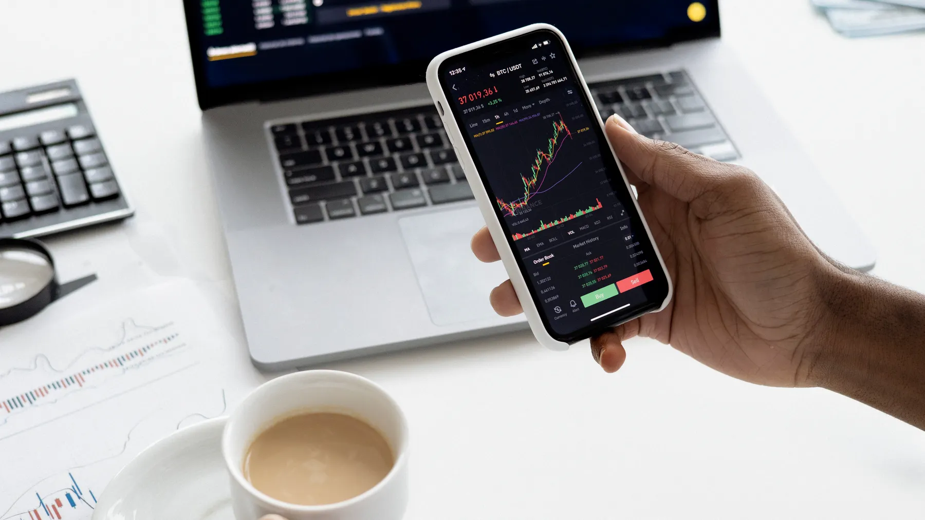 Finanzunterlagen, Rechner und Dokumente als Motiv für US-Dividenden, Quellensteuer und das Formular W-8BEN.