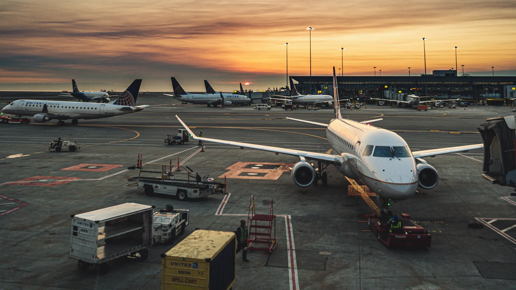 Passagierflugzeuge an einem beleuchteten Flughafen-Terminal im Abendlicht. Symbolbild zu VINCI Airports und den Q3-Passagierzahlen 2026.
